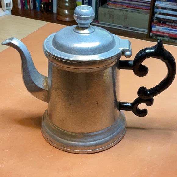 Wilton Armetale Teapot - Picture 2 of 8